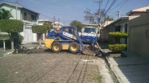 Caminhão a serviço da CET retira lombada da rua Baltazar Soares